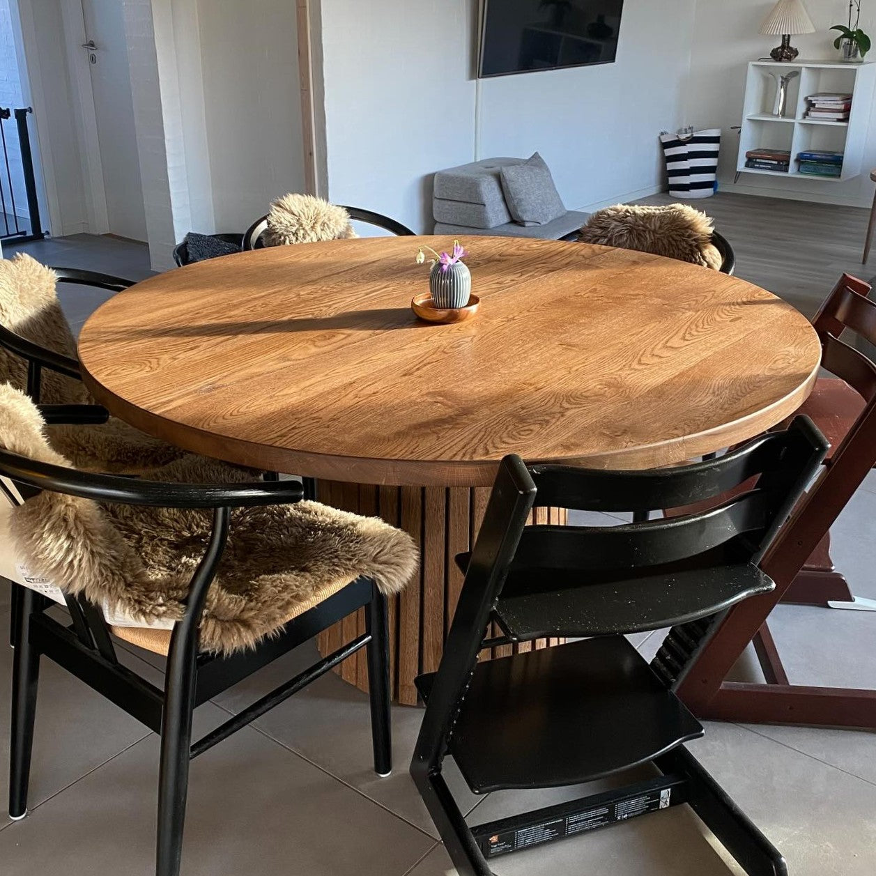 Rundt plankebord m. eg sokkelfod + (0-2 tillægsplader)