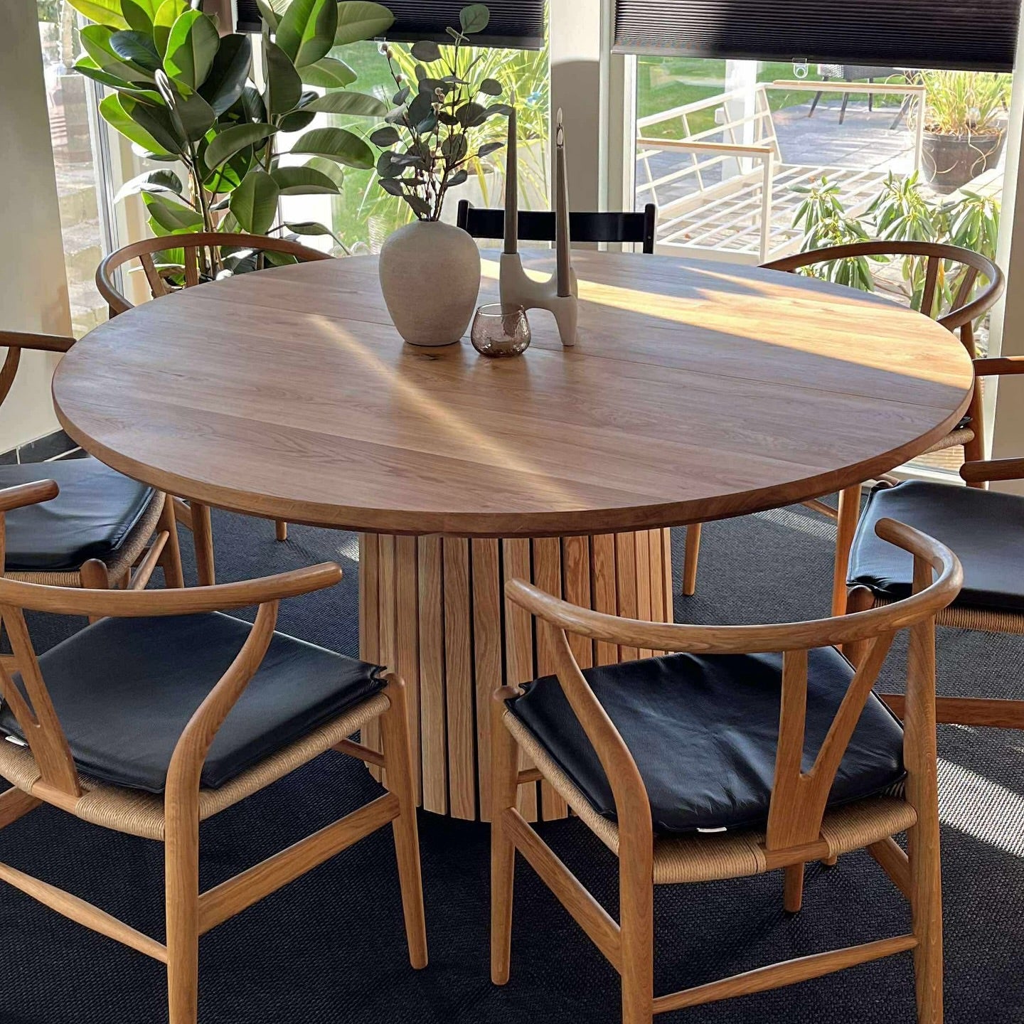 Rundt plankebord m. eg sokkelfod + (0-2 tillægsplader)