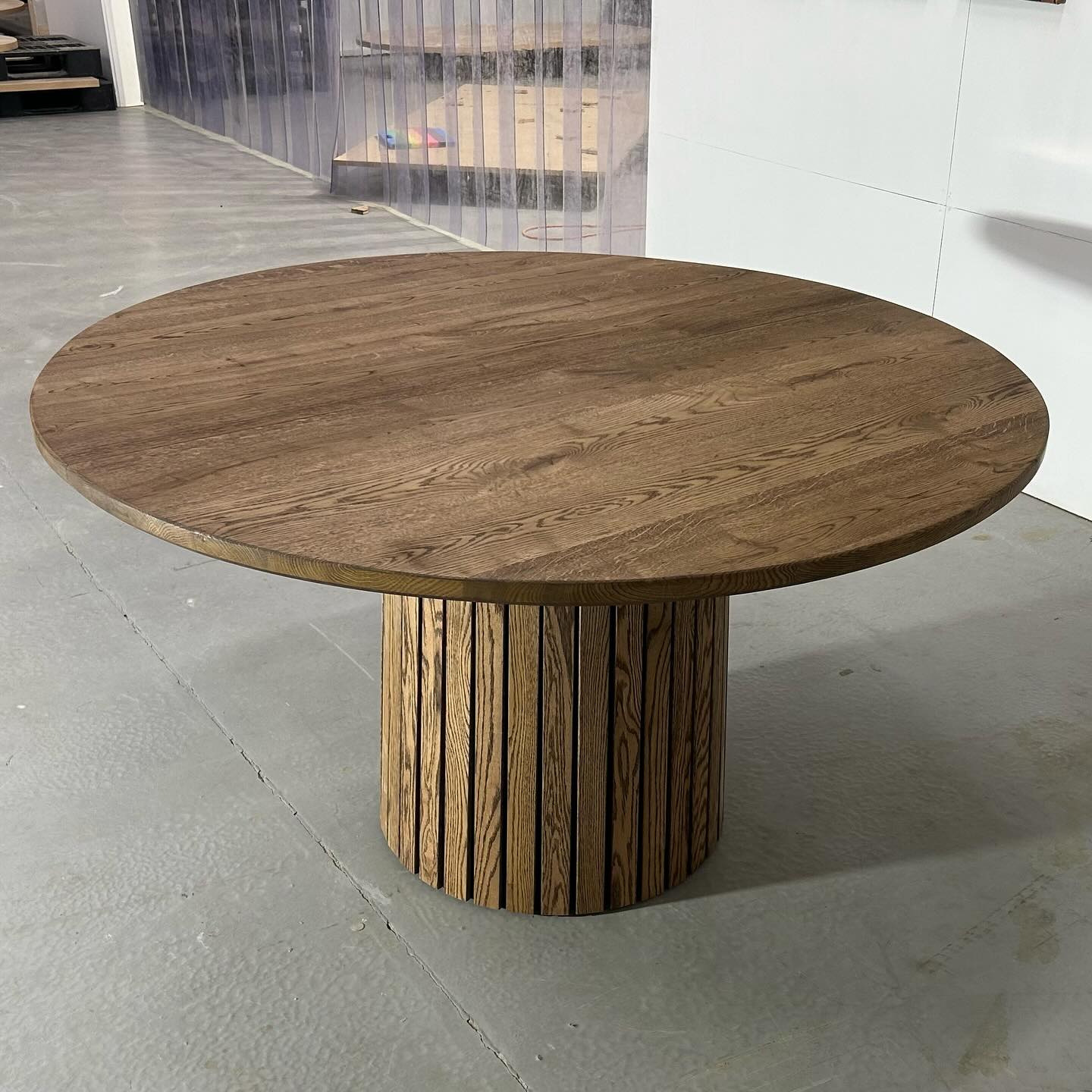 Rundt plankebord m. eg sokkelfod + (0-2 tillægsplader)