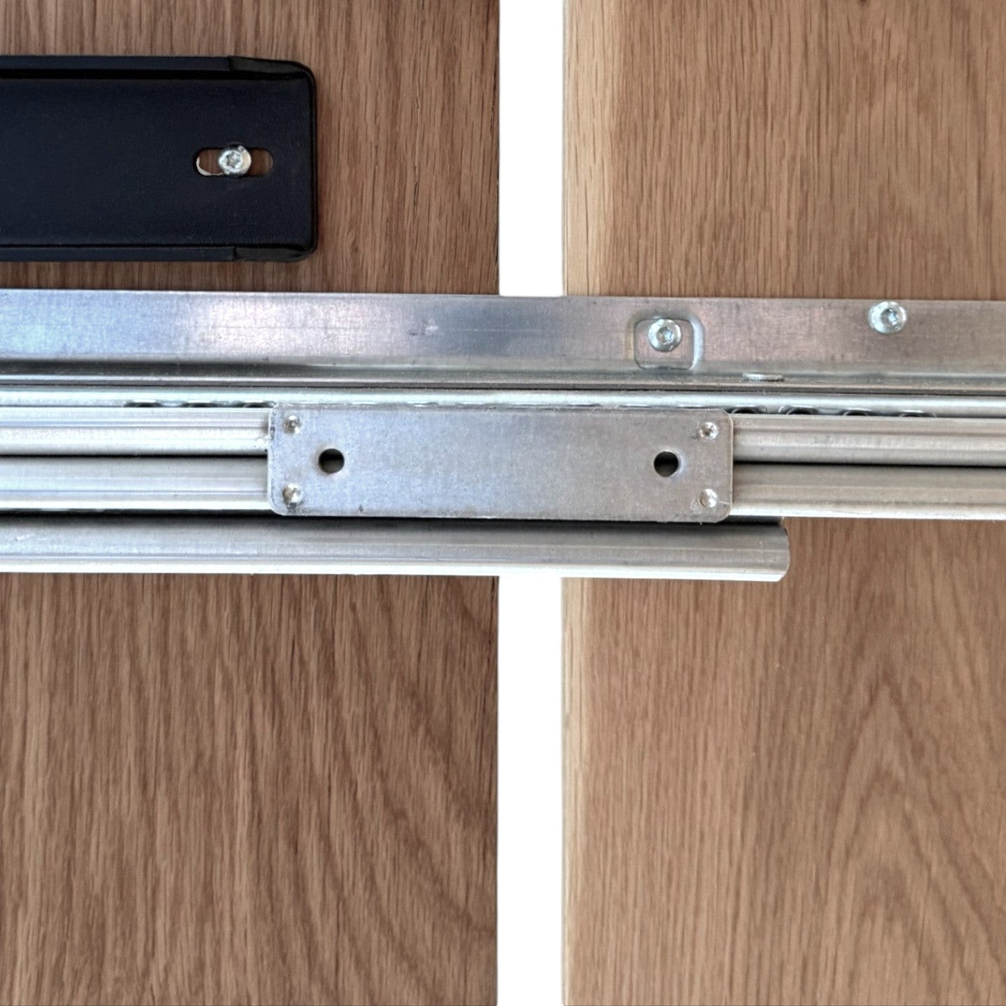 Rundt plankebord m. eg sokkelfod + (0-2 tillægsplader)